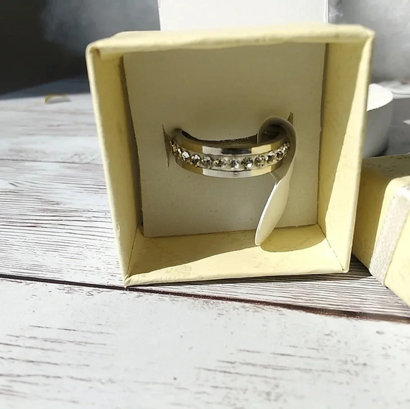 NIB Size 6 Stainless Steel CZ Lined Ring - Picture 6 of 6